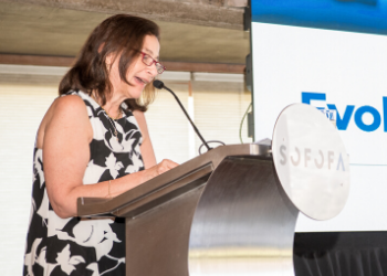 homeSOFOFA entrega Premio Andrés Concha a la Consejera del Banco Central Rosanna Costa