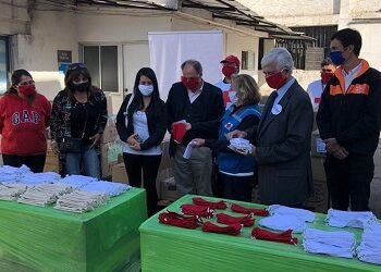 homeEmpresarios donan 1 millón de mascarillas a Cruz Roja Chilena